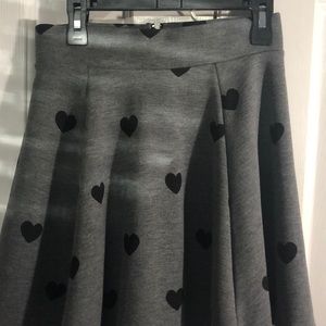 Skater skirt w/ black hearts all around!